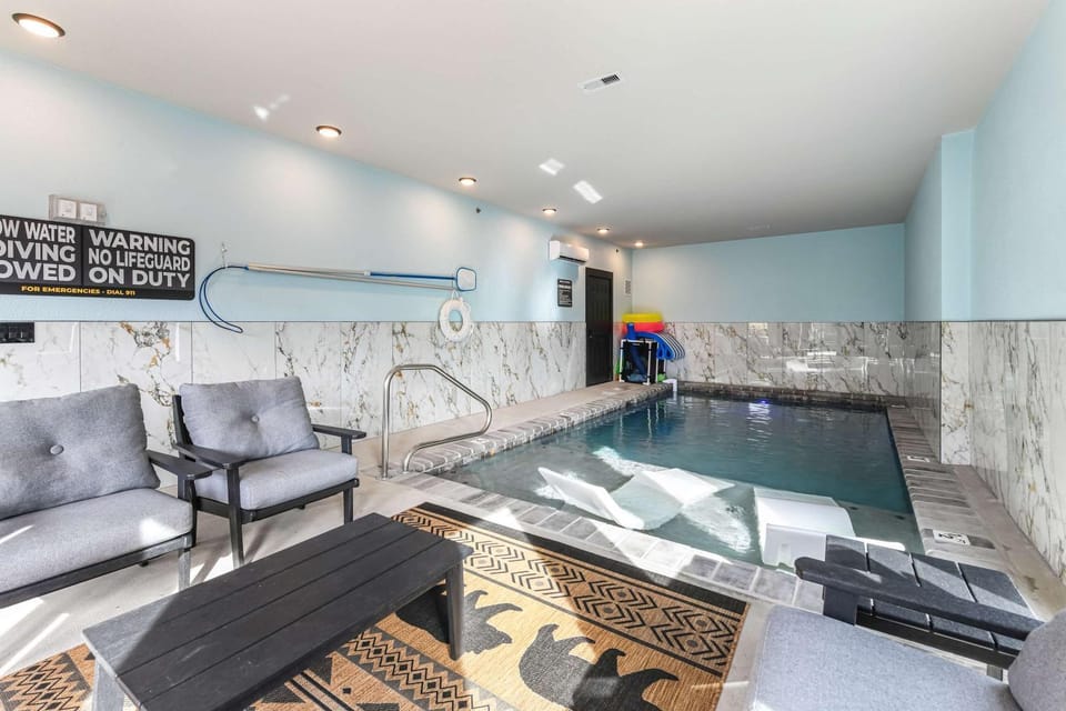 Sleeps 21 - Heated Pool - Hot Tub - Mountain Views Chalet in Sevierville