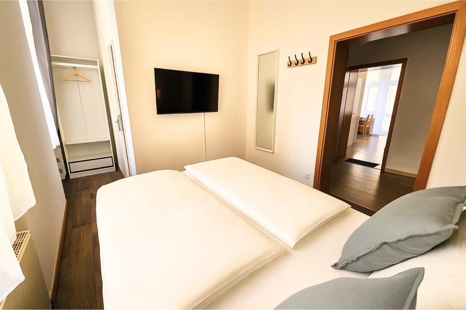 Bed, TV and multimedia, Photo of the whole room, Bedroom, wardrobe