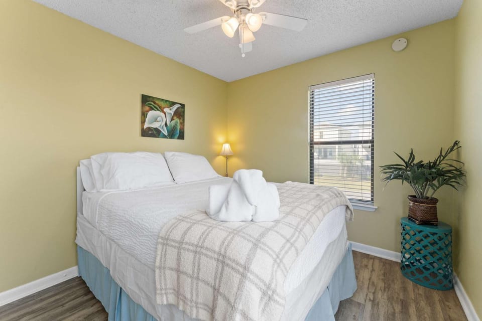 Cozy Beachfront Condo with Pool House in West Beach