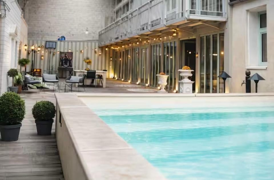 Maison bonheur -Parking- piscine -espace de jeux- avec 6 suites avec SDB Bed and Breakfast in Bourgogne-Franche-Comté