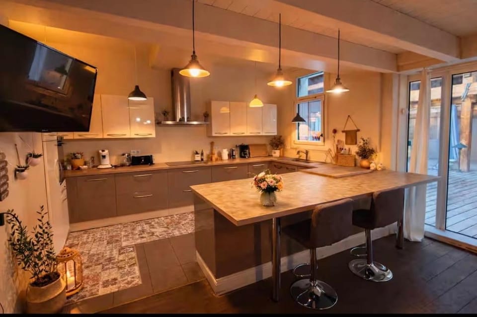 Maison bonheur -Parking- piscine -espace de jeux- avec 6 suites avec SDB Bed and Breakfast in Bourgogne-Franche-Comté