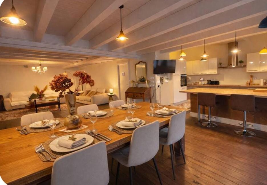 Maison bonheur -Parking- piscine -espace de jeux- avec 6 suites avec SDB Bed and Breakfast in Bourgogne-Franche-Comté