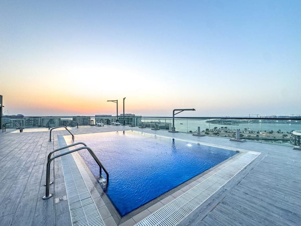 Fantastic Rooftop Pool - Full Canal Views - Spacious 1 BDR Designed by Designer - 5 min walk from Space42 Arena Apartment in Abu Dhabi