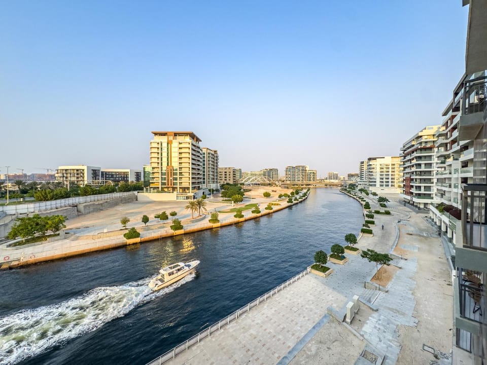 Fantastic Rooftop Pool - Full Canal Views - Spacious 1 BDR Designed by Designer - 5 min walk from Space42 Arena Apartment in Abu Dhabi