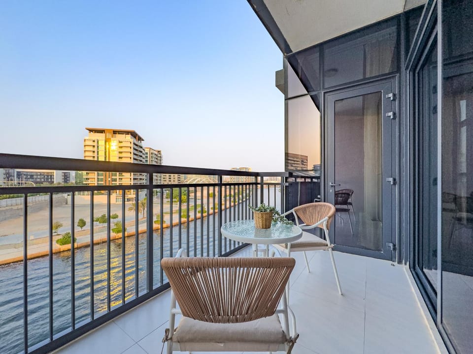 Fantastic Rooftop Pool - Full Canal Views - Spacious 1 BDR Designed by Designer - 5 min walk from Space42 Arena Apartment in Abu Dhabi