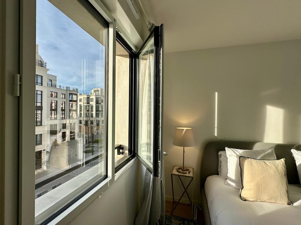 Property building, Bed, Bird's eye view, View (from property/room), View (from property/room), Photo of the whole room, Bedroom, City view, City view, Landmark view, Landmark view