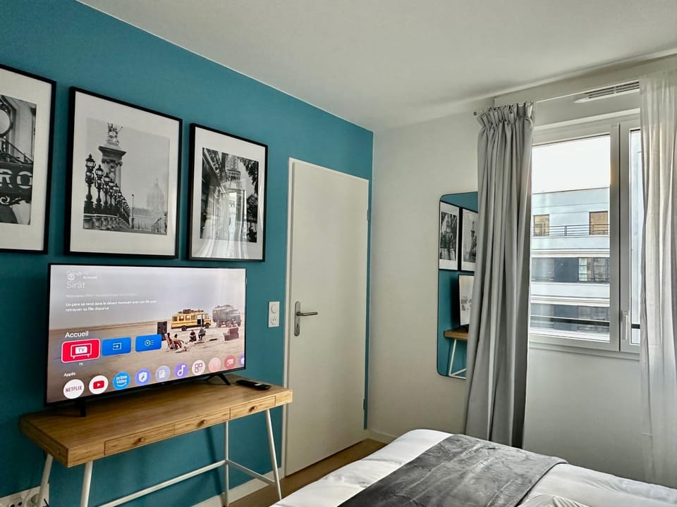 Night, TV and multimedia, Photo of the whole room, Decorative detail, Decorative detail, Bedroom