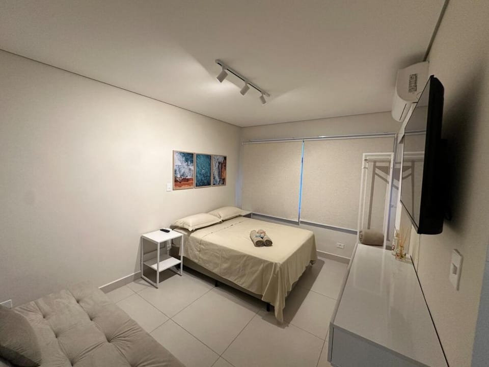 Bed, TV and multimedia, Bedroom, hair dryier, internet, towels, air conditioner