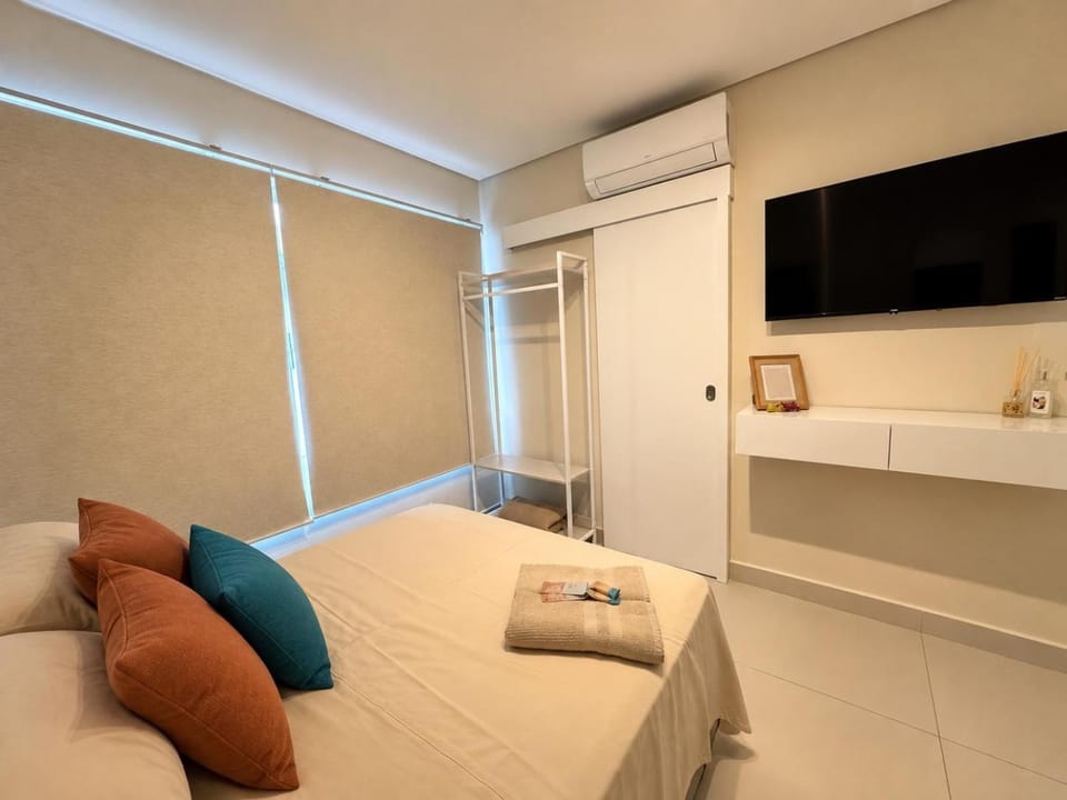 Bed, TV and multimedia, Photo of the whole room, Bedroom, hair dryier, wardrobe, air conditioner