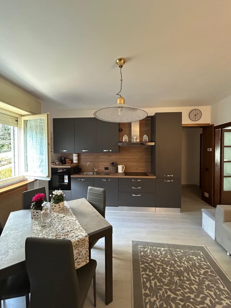 Kitchen or kitchenette, Living room, Seating area, Dining area