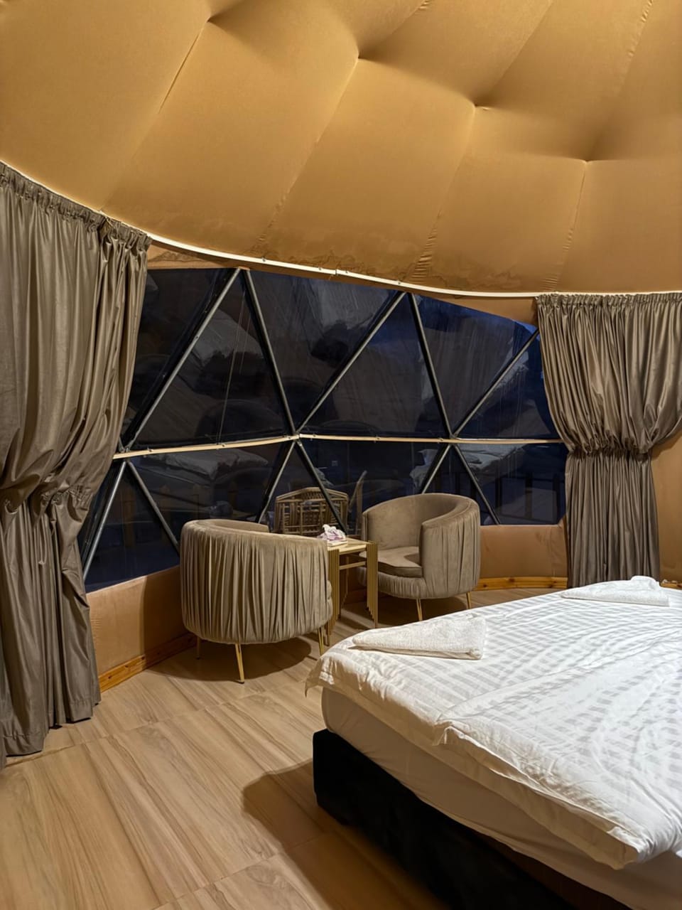 Bed, Photo of the whole room, Seating area, Bedroom