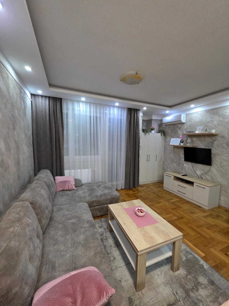 Apartman NS Centar City PRIVATE PARKING Apartment in Novi Sad