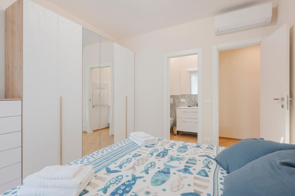Bed, Bedroom, wardrobe, air conditioner