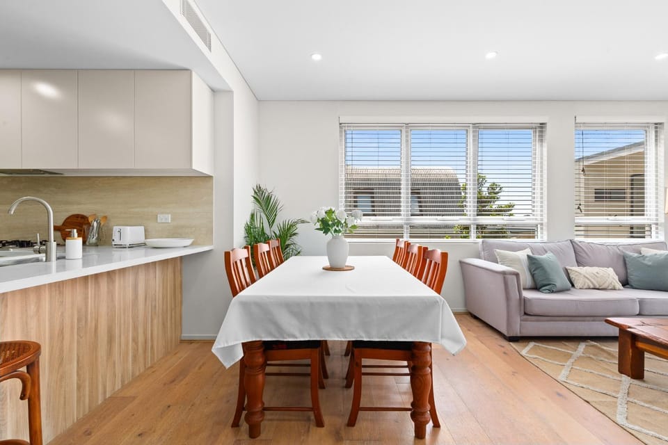 Seaside Retreat with Parking and Balcony Apartment in Pittwater Council