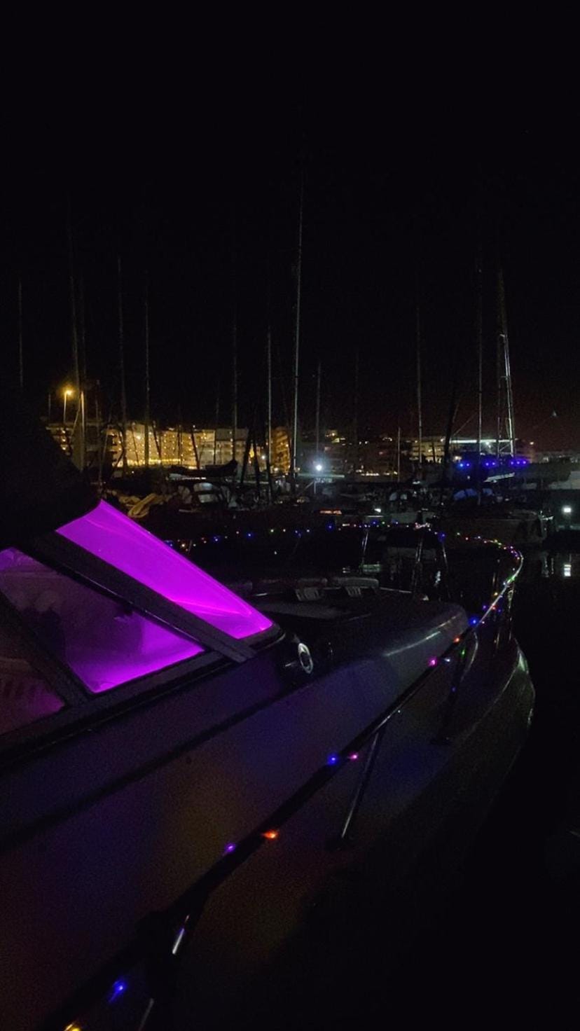 Luxury boat karamba Docked boat in Abona