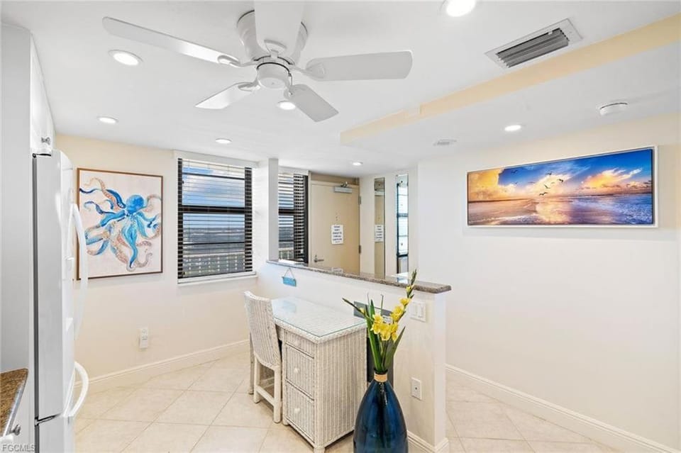 Beachfront condo with year-round sunsets House in Marco Island