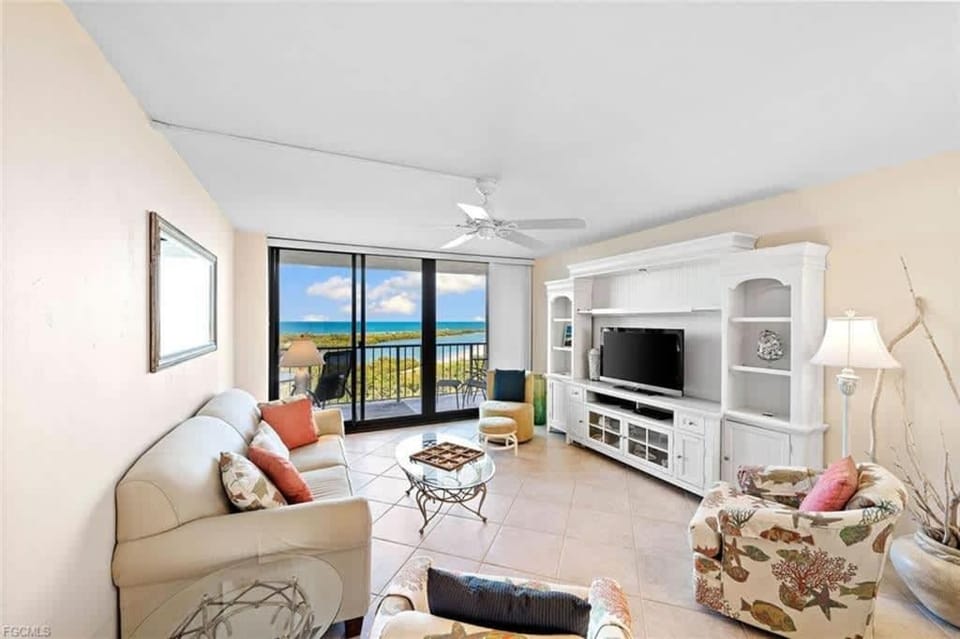 Beachfront condo with year-round sunsets House in Marco Island
