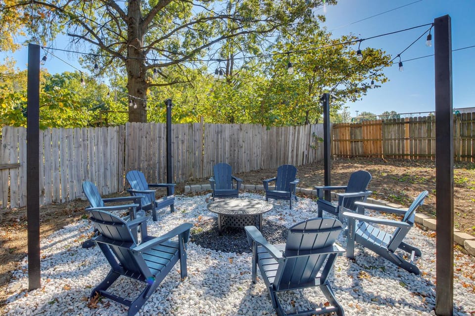 19 Mi to Kansas City: Group Retreat w/ Game Room! House in Blue Springs