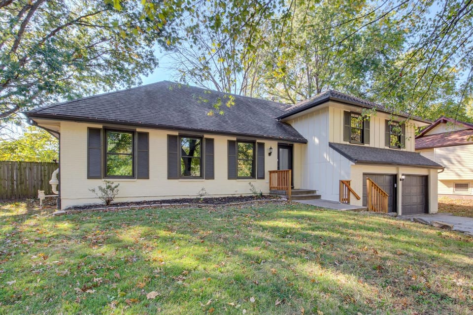 19 Mi to Kansas City: Group Retreat w/ Game Room! House in Blue Springs