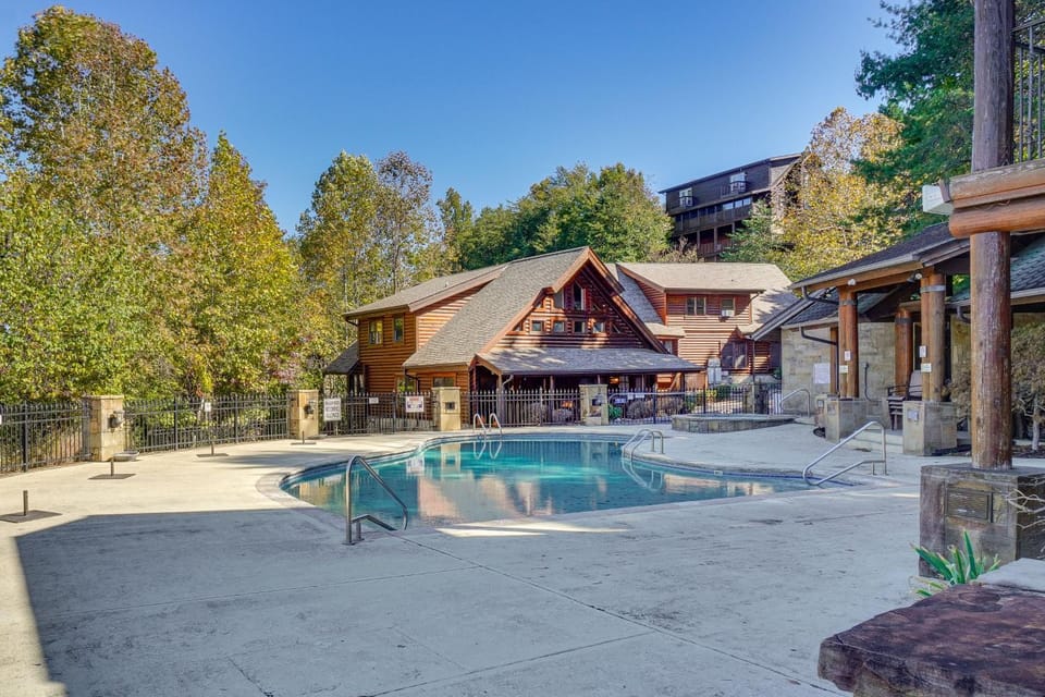 2 Mi to Dollywood! Golfview Resort Condo w/ Pools House in Pigeon Forge