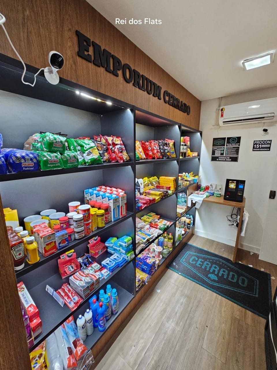 Restaurant/places to eat, Food and drinks, Supermarket/grocery shop