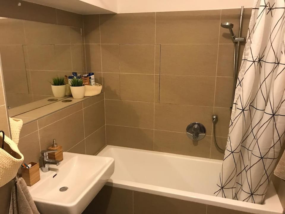 COSY&SUNNY flat, center 10min, park 3min, baby cot, free weekend parking Apartment in Prague