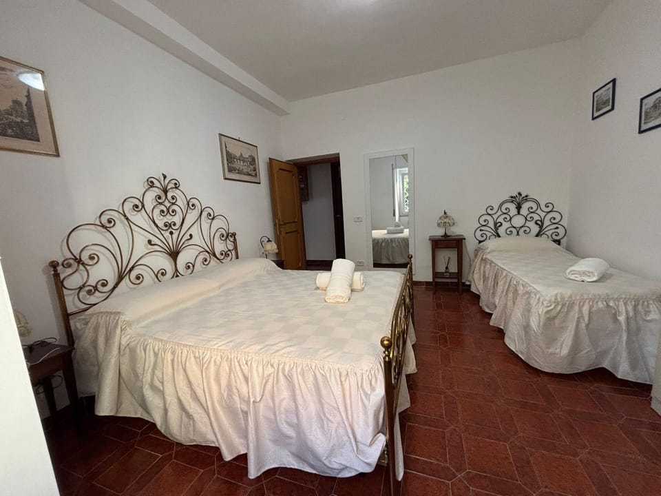 Bed, Bedroom, towels