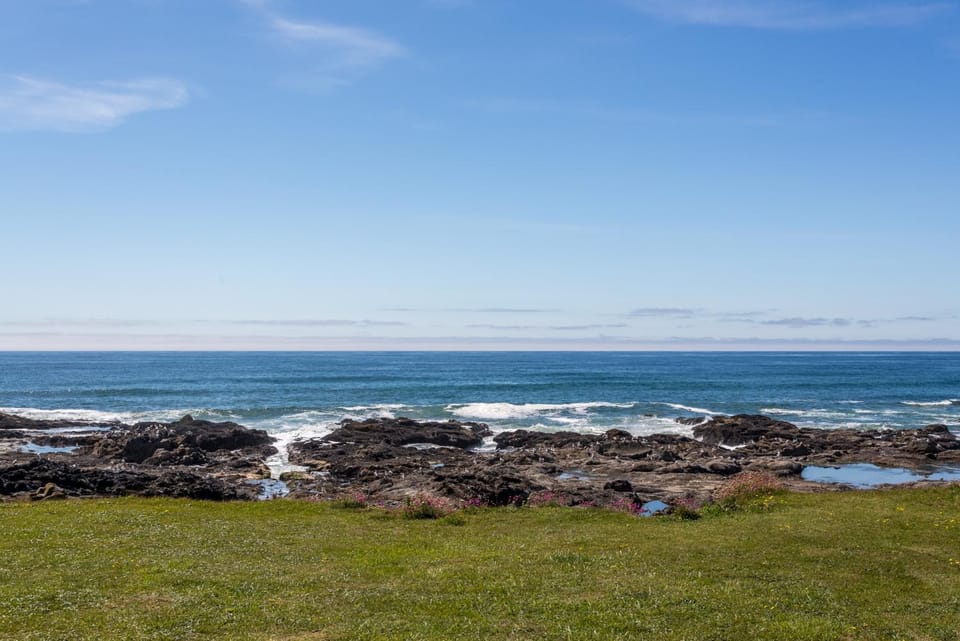 Oceanfront Wave Watching with Hot Tub! Beyond the Sea House in Yachats