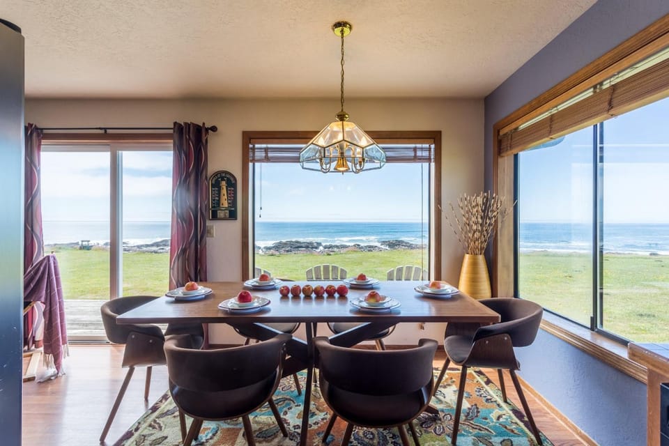 Oceanfront Wave Watching with Hot Tub! Beyond the Sea House in Yachats