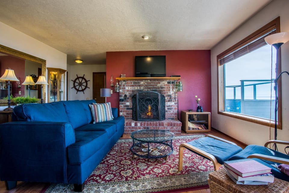 Oceanfront Wave Watching with Hot Tub! Beyond the Sea House in Yachats