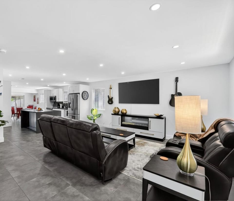 Communal lounge/ TV room, Living room, Seating area