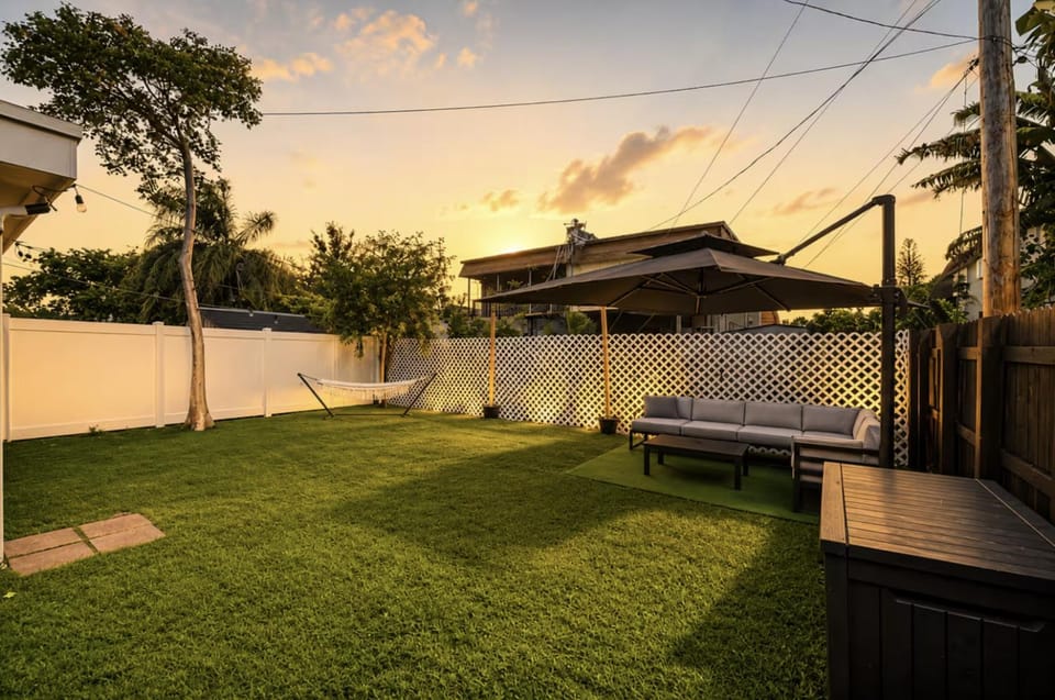 3BR Guitar House with Poker Room near Hard Rock Apartment in Dania Beach