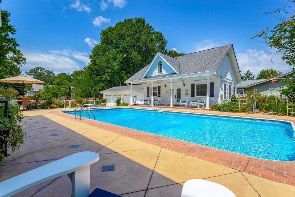 Heart of Historic Chickamauga! Chic Studio w/ Pool Apartment in Chickamauga