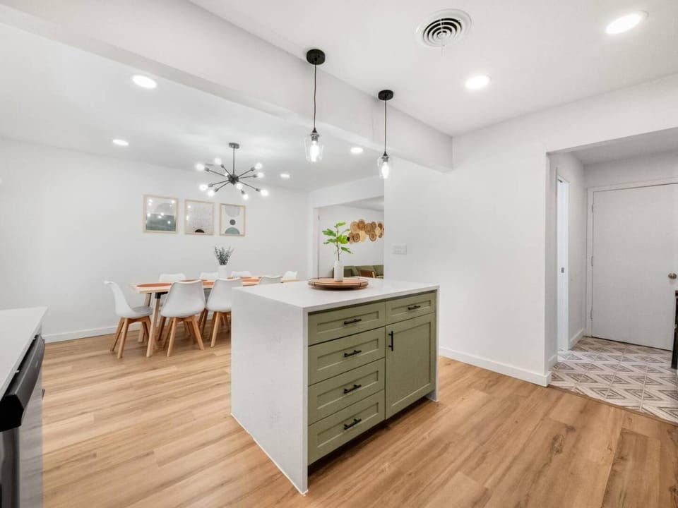 Ivy House 4BD Stylish Retreat House in Richardson