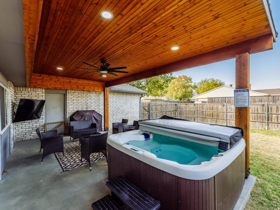 Red Door Hideaway Hot Tub Near Grandscape House in The Colony