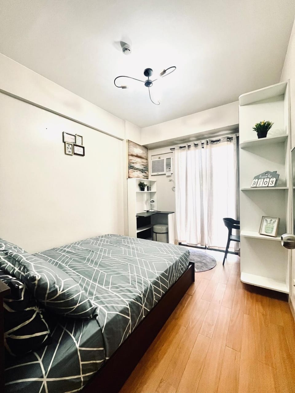 Photo of the whole room, Bedroom