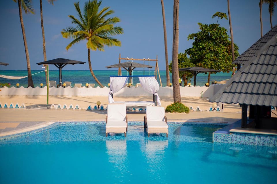 Day, Natural landscape, Pool view, Sea view, Swimming pool, sunbed