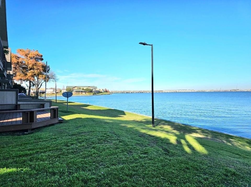 Lake living, modern and cozy Apartment in Garland