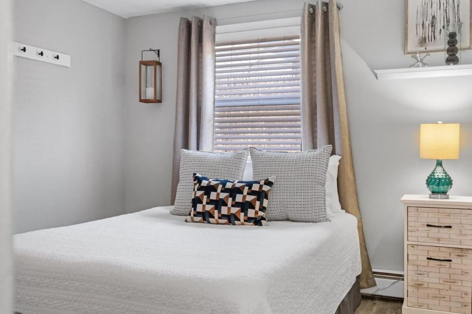 Stylish 1st Flr 1Bed Condo-Close to Downtown Dover House in Dover