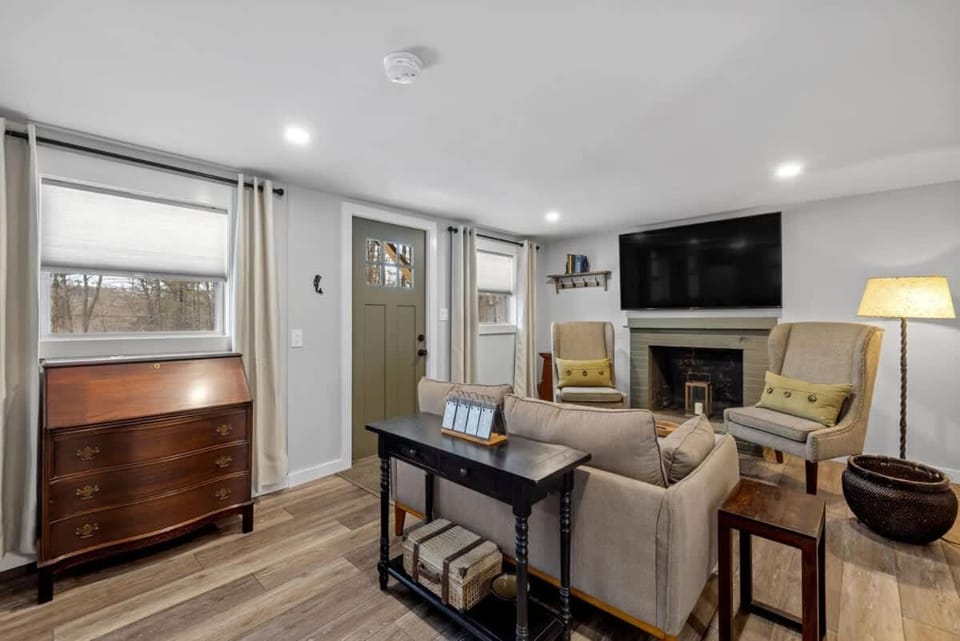 Breakwater Cottage 1 Bed 1 Ba Private Pond Deck House in Newbury