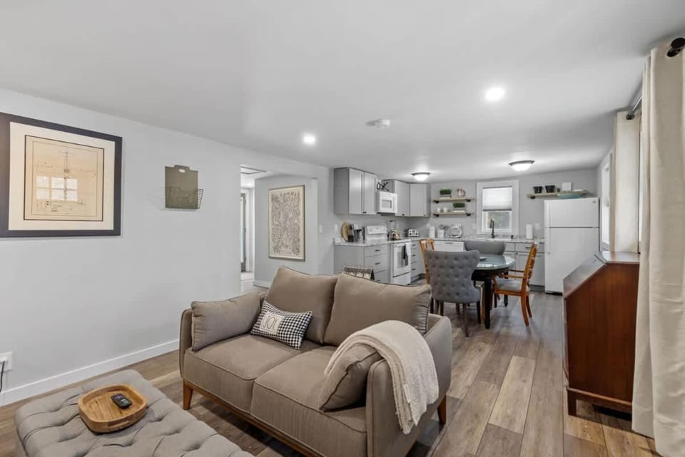 Breakwater Cottage 1 Bed 1 Ba Private Pond Deck House in Newbury