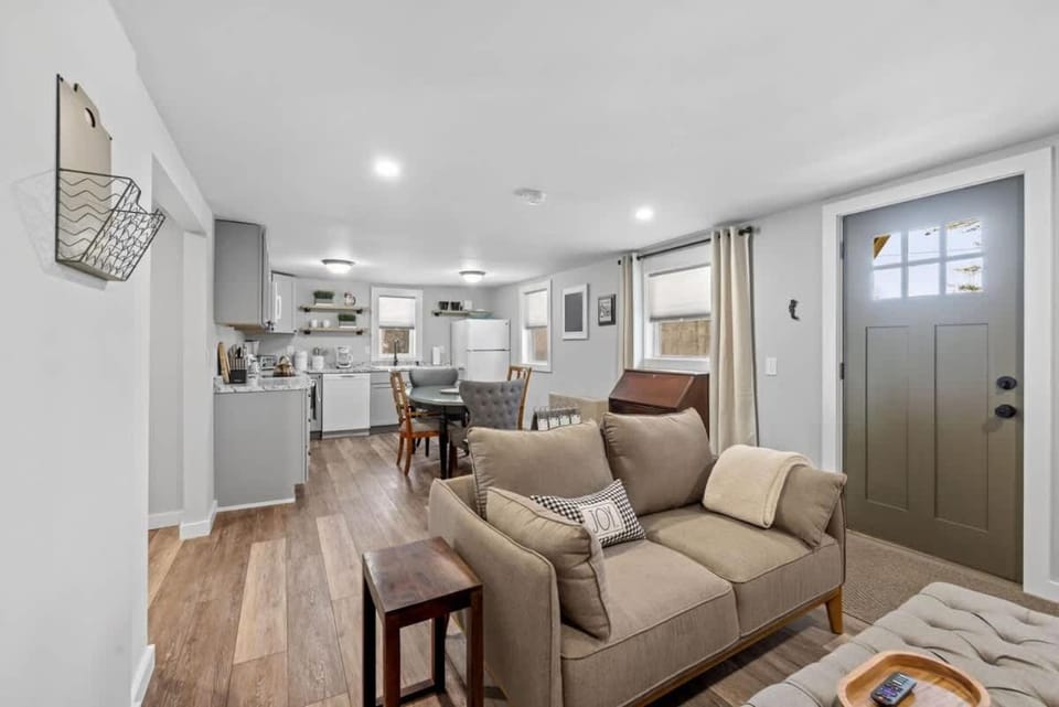 Breakwater Cottage 1 Bed 1 Ba Private Pond Deck House in Newbury
