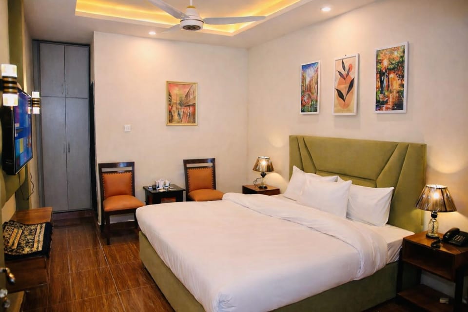 Bed, TV and multimedia, Photo of the whole room, Bedroom