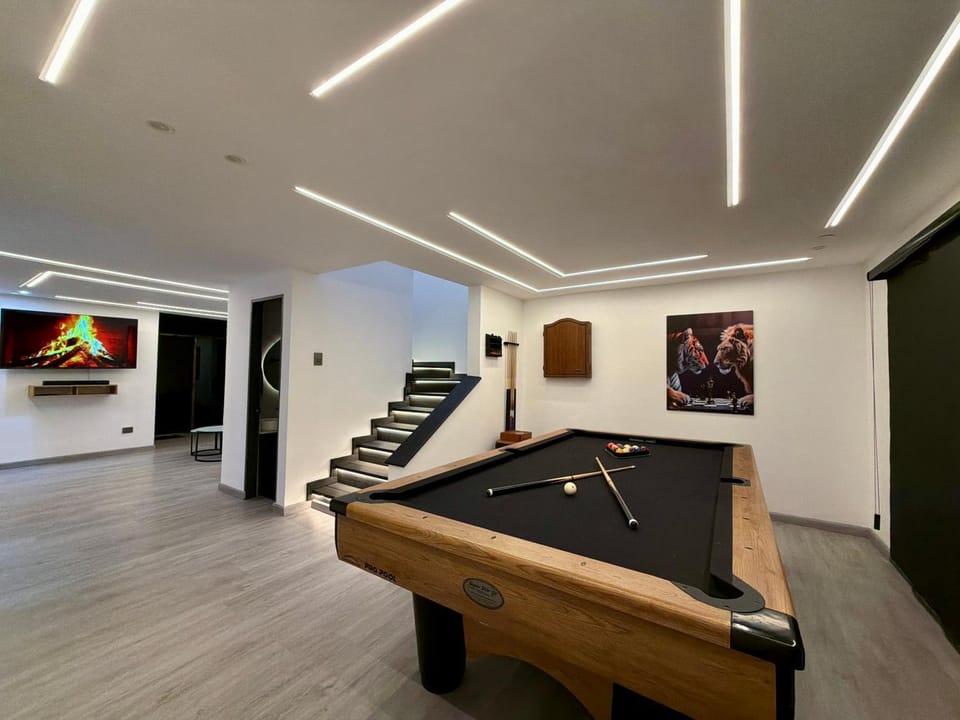 Billiard, Game Room