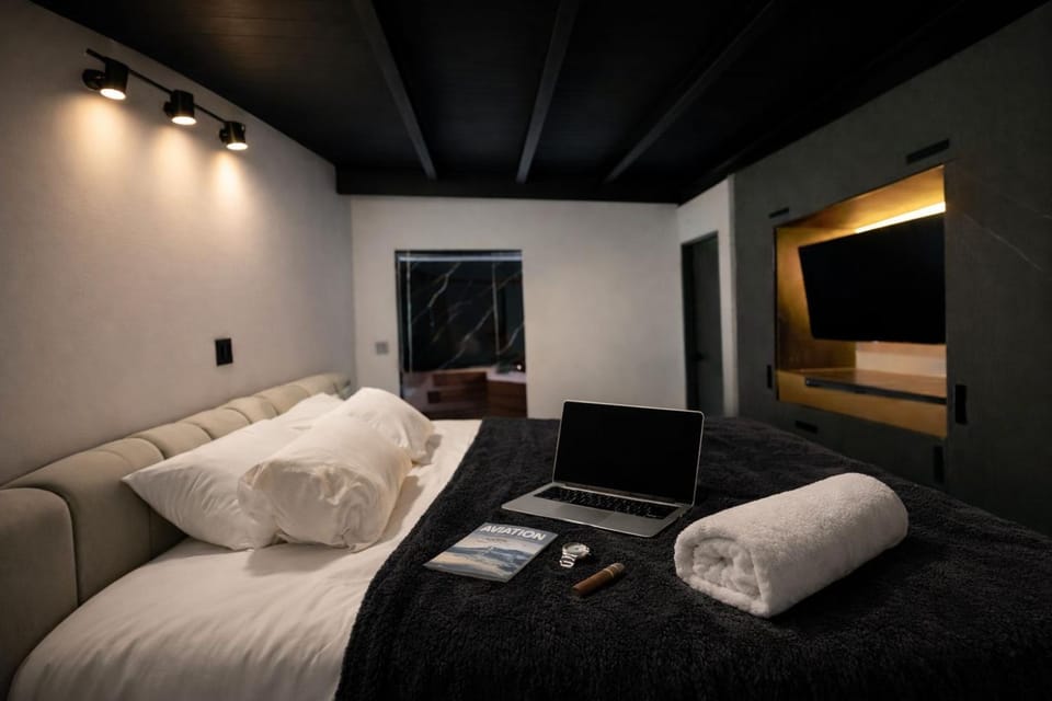 Bed, TV and multimedia, Photo of the whole room, Bedroom