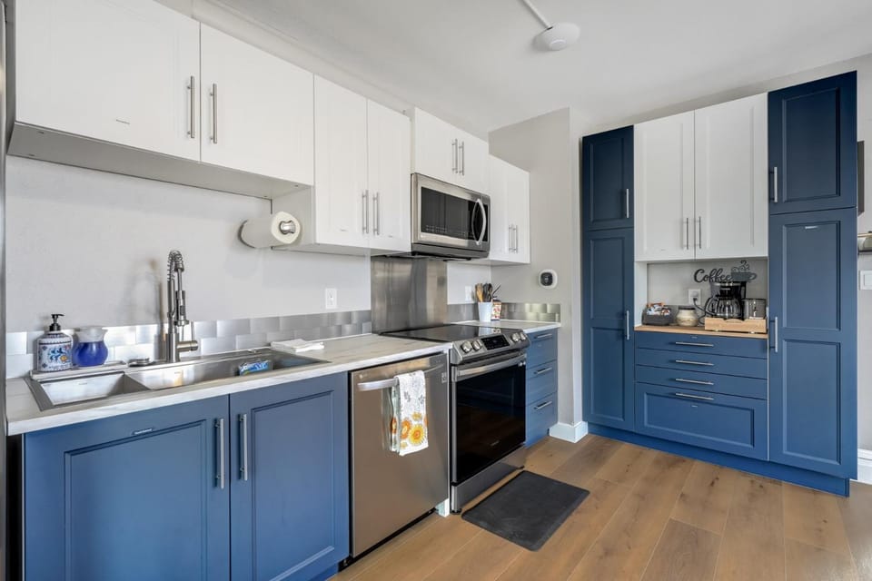 Downtown Getaway with Balcony King Beds House in Colorado Springs