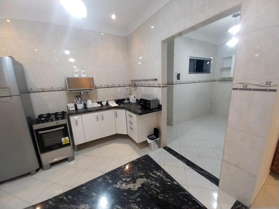 Kitchen or kitchenette, minibar, oven, stove