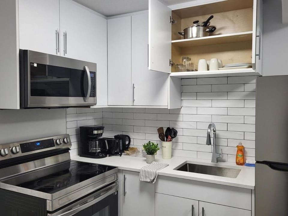 Comfortable Two Bed Basement With Free WiFi, Laundry and Private Entry House in Regina