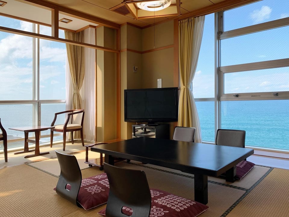 Photo of the whole room, Sea view