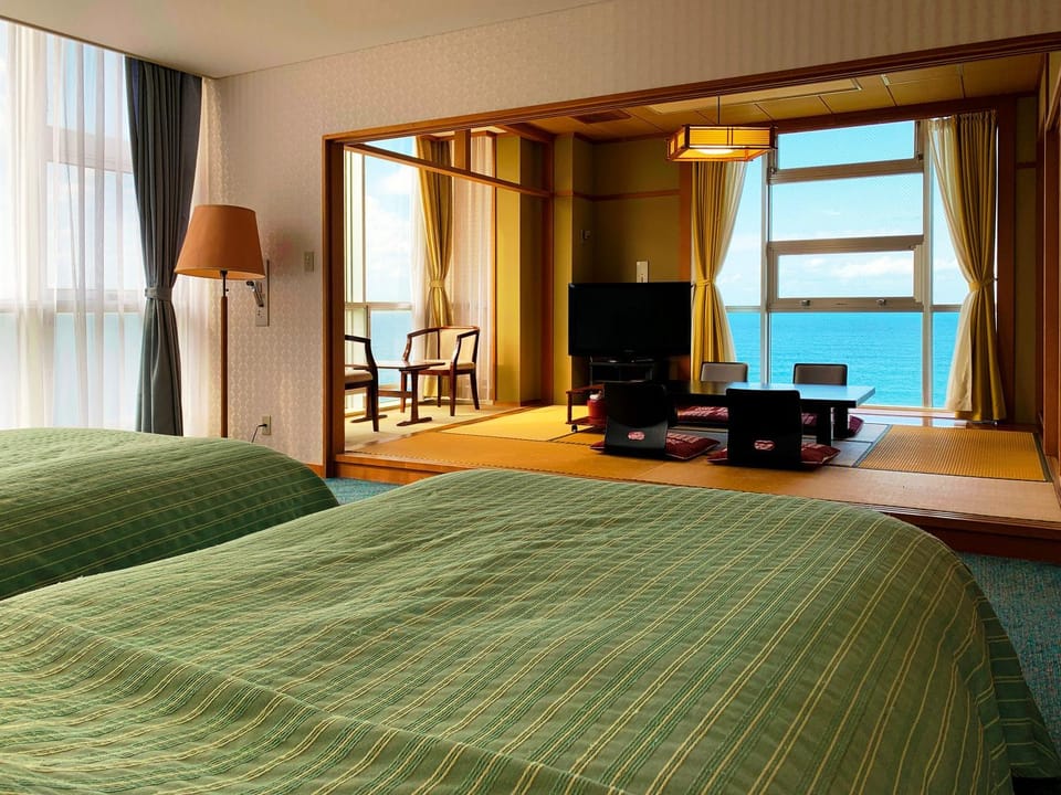 Photo of the whole room, Sea view